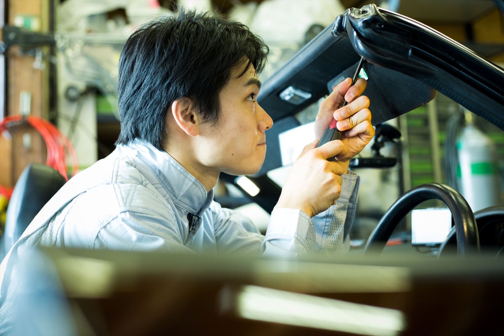 熟練の技術による修復作業
